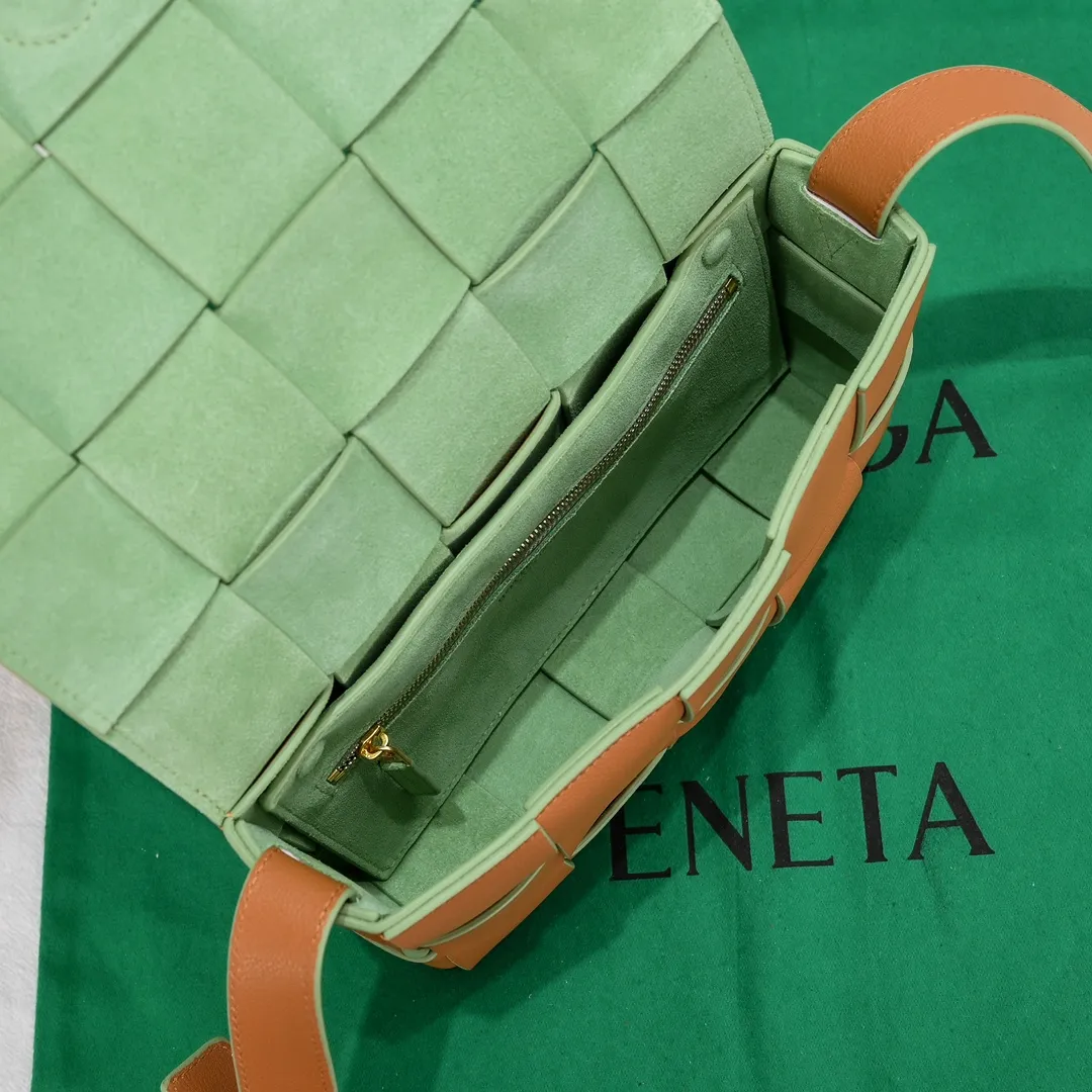 B's new product🎈 cassette litchi pattern with matte leather woven Rubik's Cube bag, triangle logo pattern 🔺🔺☑️ crossbody/clutch bag, square bag shape with classic woven elements, overall retro and tasteful, there are many colors, each color is very high-end, elegant and simple but with a cool style. The upper body is fashionable and classy. I like the soft lambskin. Size 23x15x6cm, model: 6687# litchi pattern